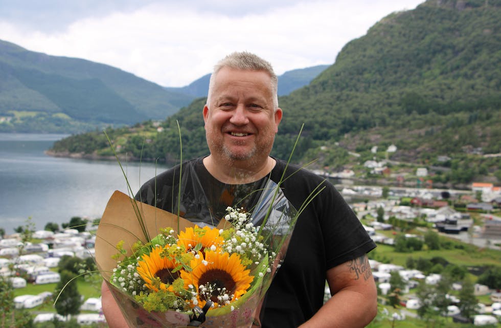Øyvind Blikra har vore teknisk sjef bak Vikedal Roots Music Festival i mange år. Denne veka mottak han Grannarblomen. 