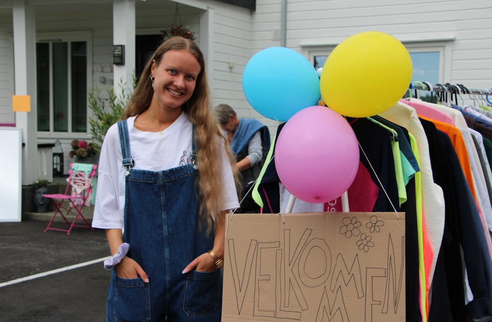 Elisabeth Skeie (26) arrangerte loppemarked utanfor heimen i Vikedal, fredag formiddag. Foto: Ragnhild Kristine Løkken