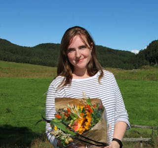 Anna Klette Steinsland (42) er ivrig på å driva på med dugnad i Bjoa og resten av kommunen, og fekk denne veka Grannarblomen. 
