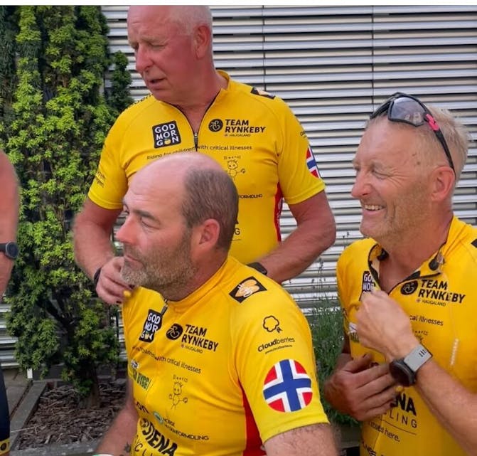 Tre av syklistane etter ankomst i Bocholt i Tyskland tirsdag kveld; Kjetil Johnsen (framme  t.v.), Kjell Ekornrud og Roy Martin Øyjord (bak).  Foto: Skjermdump frå Kjetil Johnsen si facebookside.