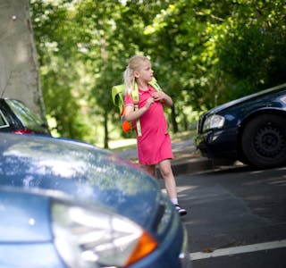 Barn oppfattar trafikk heilt forskjellig samanlikna med vaksne, og særleg dei minste har vanskeleg for å bedømme om ein bil står stille, eller om han er i rørsle. Illustrasjonsfoto: Jan Haas / NTB / NPK