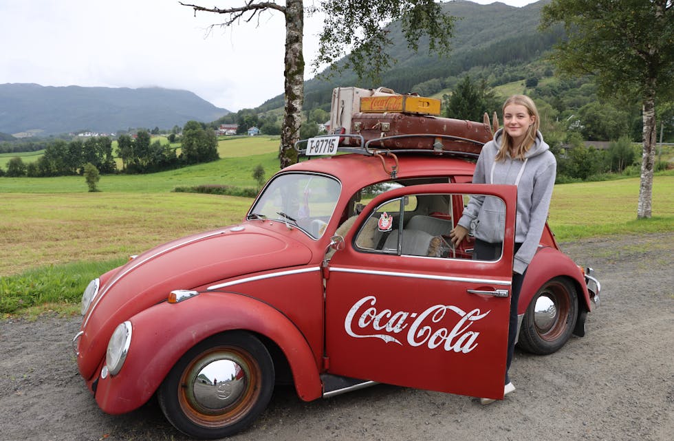 13 år gamle Kaja Maddison Døvik er hekta på gamle bilar og har kjøpt si første Boble.
Foto: Irene Mæland Haraldsen