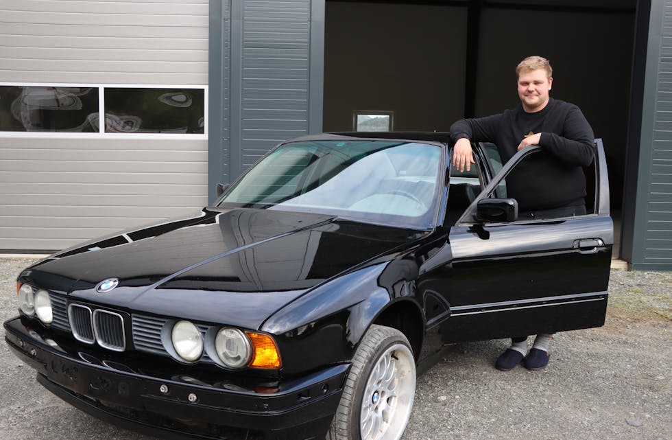 19 år gamle Ricards Jancevskis frå Ølen med sin nyrestaurerte BMW E34.
Foto: Irene Mæland Haraldsen