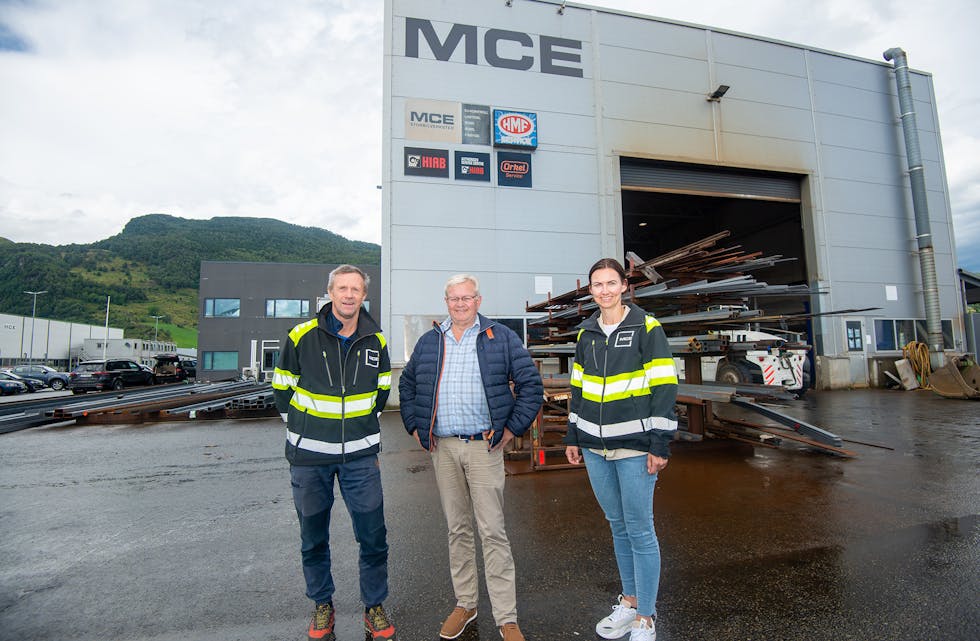 Terje Gravelsæter (t.v.) og Erle Mæland Aasheim i MCE AS er glad for den nye kontrakten dei har fått med og Geir Arild Søndenå og Ølen Betong. 
FOTO: MCE