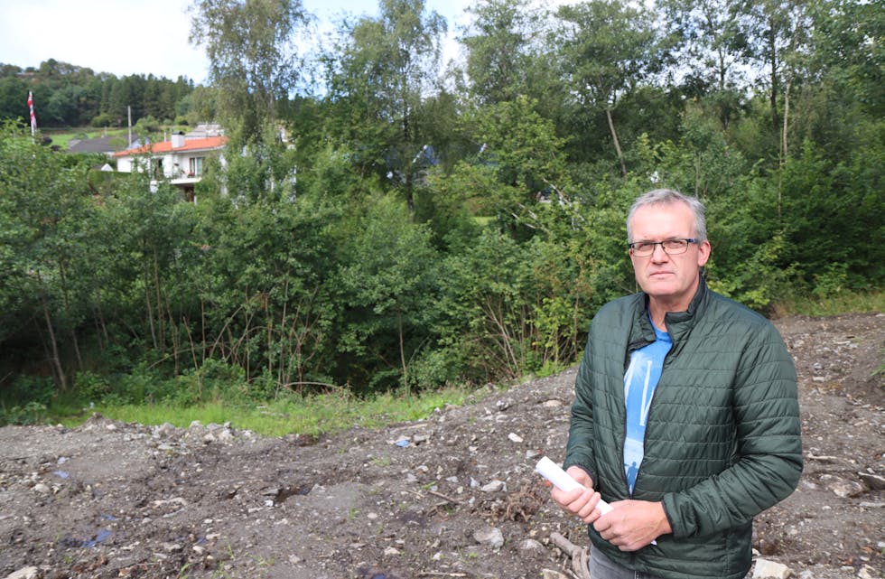 Jan Idar Haugen ved tomta som kan bli brukt til ny brannstasjon. Foto: Svein-Erik Larsen