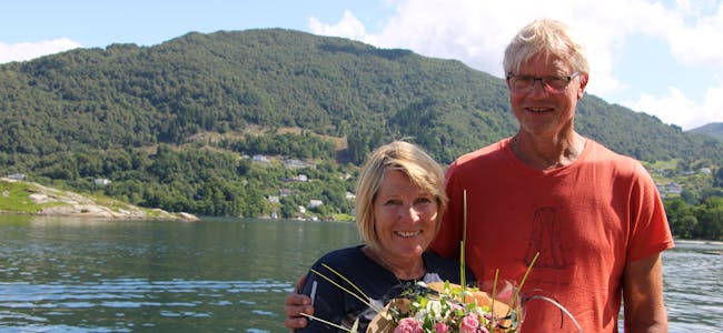 Skånevikbuane Heidi Wannberg og Ole Funderud har bidratt mykje i prosessen med å få eit ute-basseng i bygda si. Denne veka mottok dei Grannarblomen.