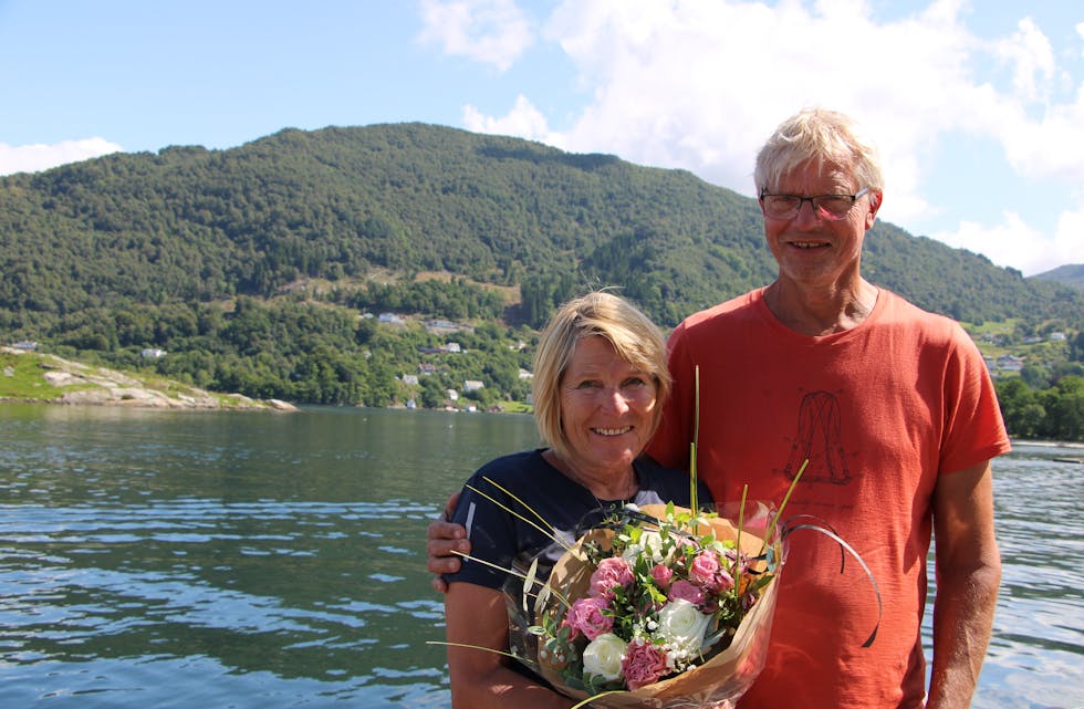Skånevikbuane Heidi Wannberg og Ole Funderud har bidratt mykje i prosessen med å få eit ute-basseng i bygda si. Denne veka mottok dei Grannarblomen.