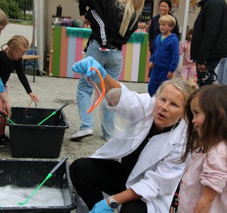 Ann Olsbø viser Andrea Aleksandersen (3) trikset bak å lage store såpebobler. Foto: Ragnhild Kristine Løkken