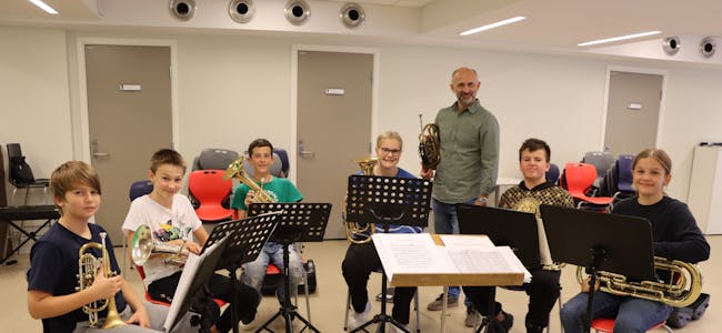 Frå venstre: Oddne Håland (12), Kasparas Morkunas (12), Viljar R. Mæland (13), Maria Sølvberg (14), Viktor Marcinkevicius (12) og Andrine Grindheim (13) saman med dirigent Linas Dakinevicius.