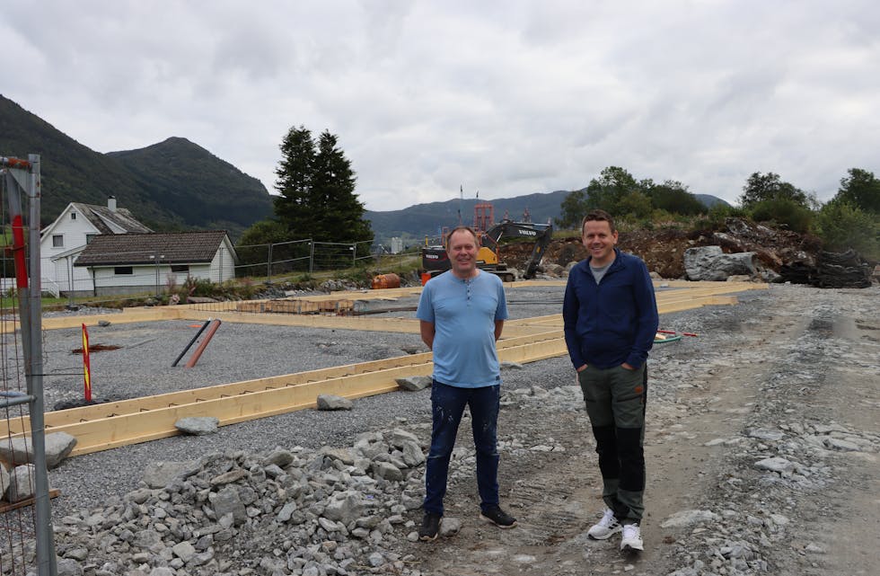 Styremedlem Leon Dyngeland (t.v) og styreleiar Leif Thorsen gler seg over at bygginga av nytt bedehus i Ølensvåg er i gang.
FOTO: IRENE MÆLAND HARALDSEN