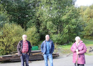 Martin Skumsnes (t.v.), Torkel Evenseth og Unni Halvorsen håpar skogen ned mot båthamna i Skånevik kan bli regulert som friområde.
Foto: Irene Mæland Haraldsen