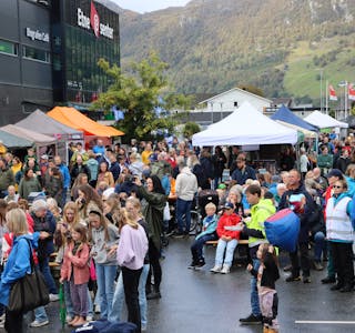 Stor stemning på Bindemarknad i Etne.
Foto: Irene Mæland Haaldsen