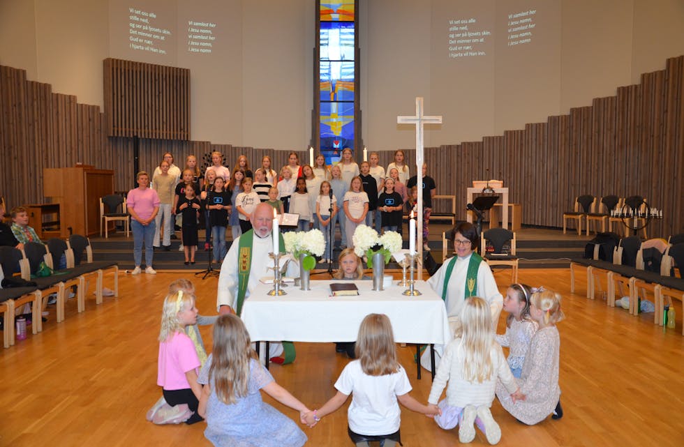 Med samhald og samarbeid vart alteret klart for kveldens Soul Church sermoni for og med barn.