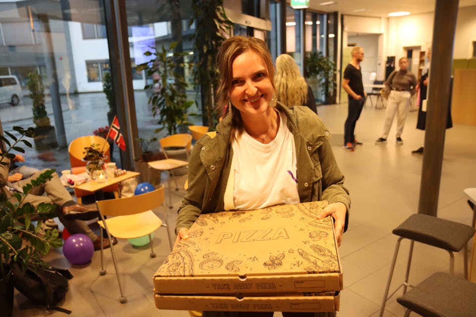 Anna Klette Steinsland (Vindafjordlista) kom til valvaka med pizza. No kan ho juble for det som ser ut til å bli eit brakval for den tverrpolitiske bygdelista.