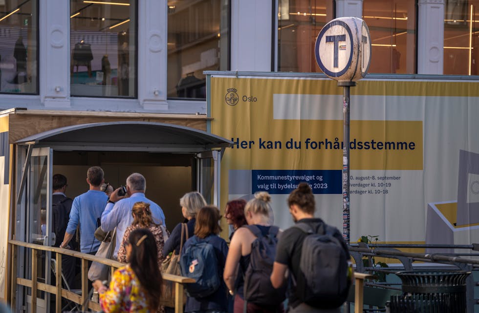 Folk står i kø for å førehandsstemme ved eit vallokale på Egertorget i Oslo. Foto: Heiko Junge / NTB/ NPK
