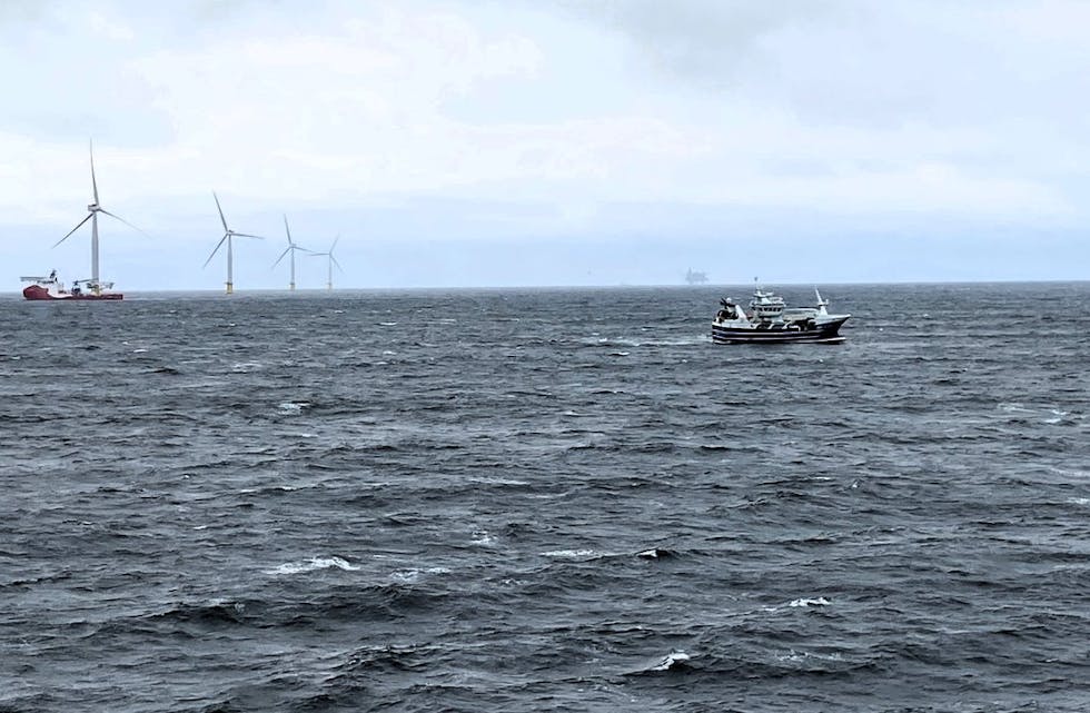 Fiskebåten Nesejenta passerer vindturbinane på Hywind Tampen i Nordsjøen. Fotograf: Anne Christine Utne Palm / HIUtne Palm / HI