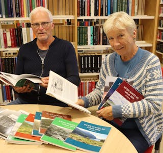 Paul Tungesvik og Ragni Sunniva Fett er med i komiteen som syt for den årlege årboka til sogelaget. 
Foto: Irene Mæland Haraldsen