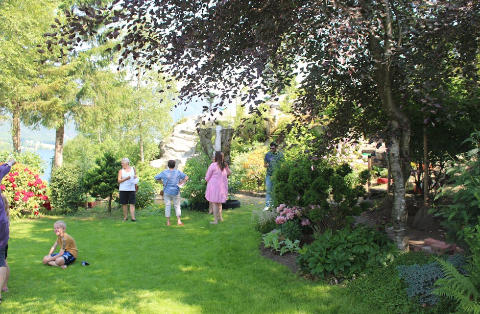 Hagevandring i hagen til hagelagsmedlem Ingrid Marie Dale. 
Foto: Privat
