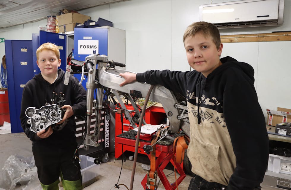 13 år gamle Ådne Leknes-Tysse (t.v.) og Daniel Holm Krakk (13) jobbar med å skru saman ein moped. 
Foto: Irene Mæland Haraldsen