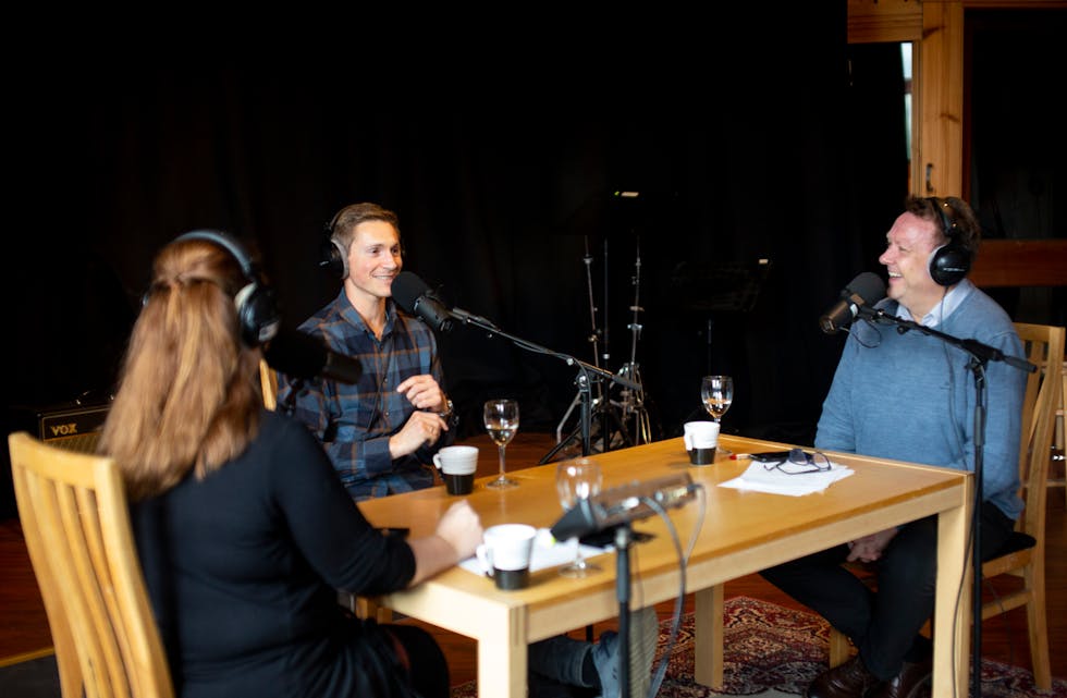 I studio for å spela inn aller første episode av Grannar-podden. F.v.: Grethe Hopland Ravn, journalist, Lars Øvernes, gjest, og Torstein Tysvær Nymoen, ansvarleg redaktør. 
Foto: Rina Aspmo