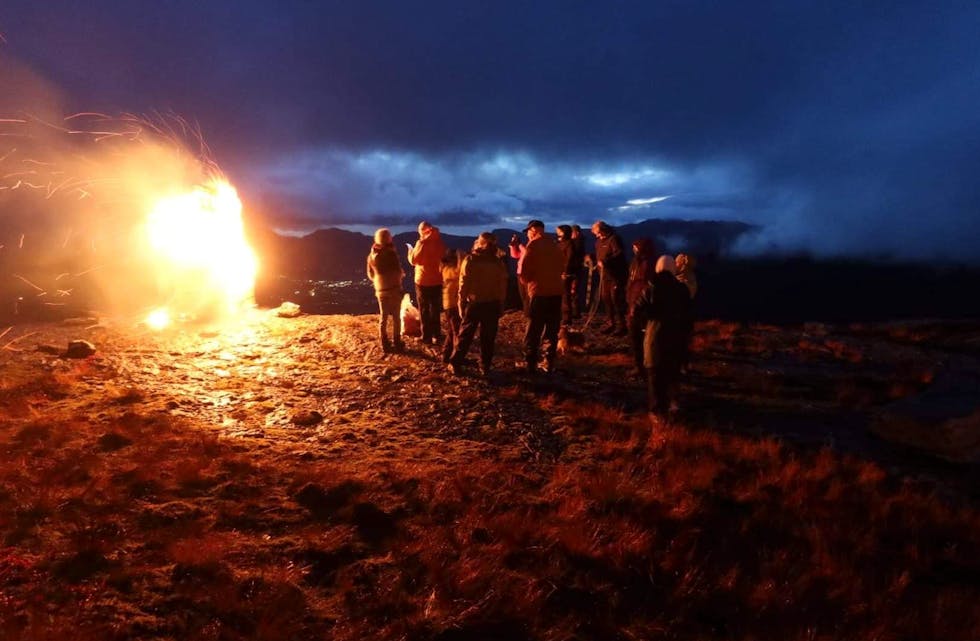 Bilete frå vardebrenninga på Strypefjellet i fjor. Søndag er det vardebrenning på nytt. 
Foto: Privat