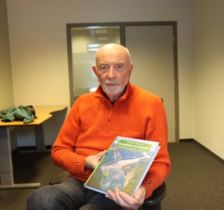 Magne Langåker har gitt ut bok om Fritjof M. Pedersen sine skildringar i fjella rundt Åkrafjorden frå 60-talet og fram til 1990. Foto: Svein-Erik Larsen