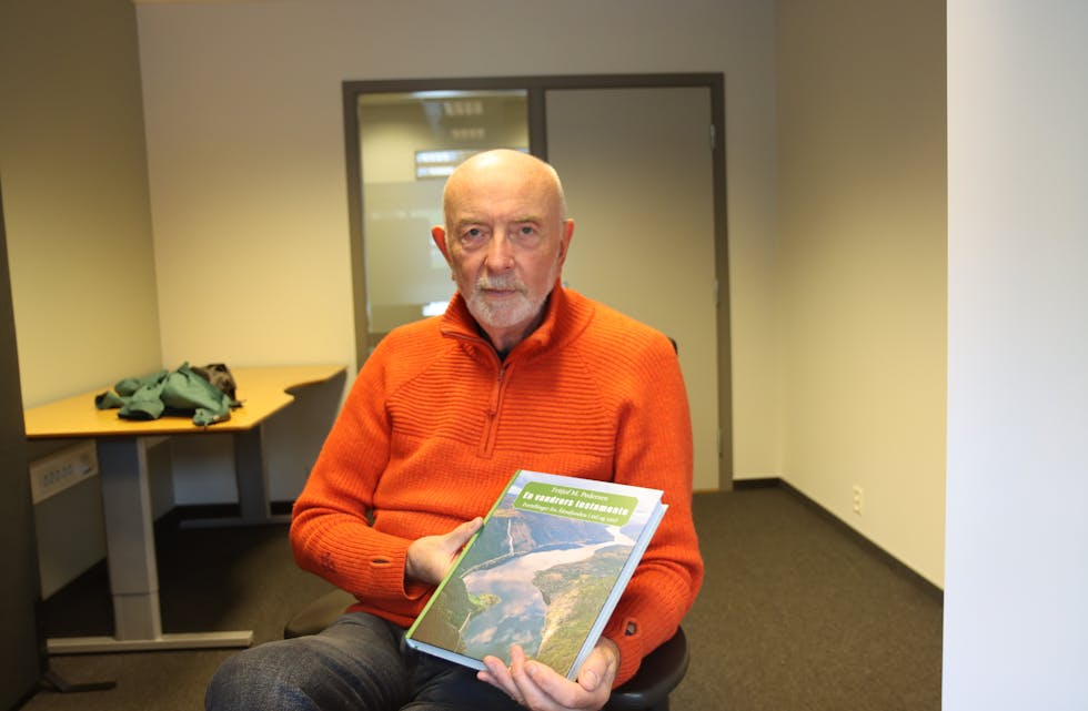 Magne Langåker har gitt ut bok om Fritjof M. Pedersen sine skildringar i fjella rundt Åkrafjorden frå 60-talet og fram til 1990. Foto: Svein-Erik Larsen
