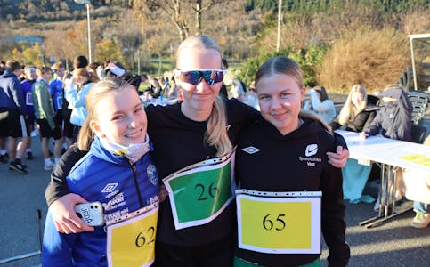Naomi Joy Leask (f.v.), Sarah Sandanger og Ida Sofie Bull stilte på innsamlingsløpet. Foto: Svein-Erik Larsen