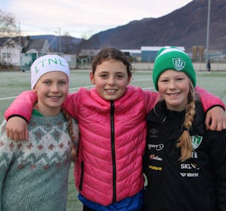 Linnea Svendsen Håland (f.v.), Victoria Markhus og Lerke Kvammen Haugen synest det er kjekt med ein slik fotballdag. Dei seier det er kjekt å bli kjent med andre som dei ikkje har helst på før. 