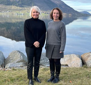 Fungerande rektor Gjertrud Helland og bodberar Kristina Quintano framfor ein fredeleg Ølensfjord.