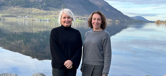 Fungerande rektor Gjertrud Helland og bodberar Kristina Quintano framfor ein fredeleg Ølensfjord.