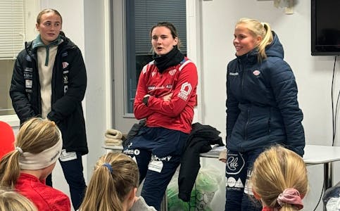 Avaldsnes-spelarane Lotta Jansen (f.v.), Siri Ervik og Kristine Hustveit Nybru tok turen til Ølen for å inspirere unge fotballspirer. Foto: Ølen IL
