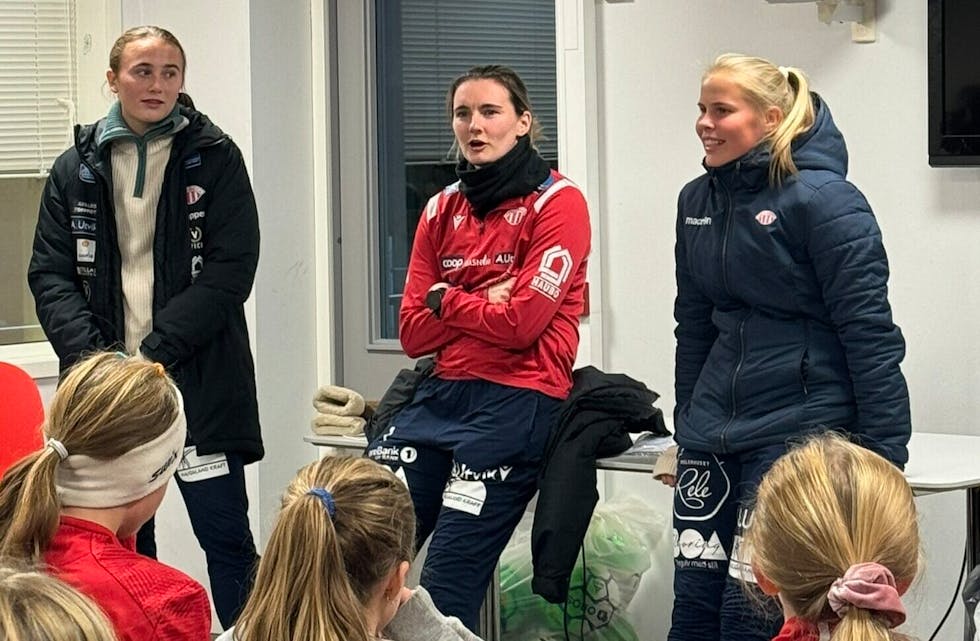Avaldsnes-spelarane Lotta Jansen (f.v.), Siri Ervik og Kristine Hustveit Nybru tok turen til Ølen for å inspirere unge fotballspirer. Foto: Ølen IL