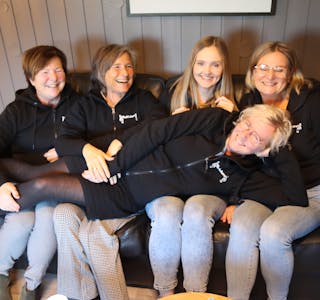Grethe Selland (f.v.), Ellen Hatteland, Christine Grumheden, Hege Windsand og Torhild Molland (liggande) koste seg på øving med Skakkekoret.
FOTO: SVEIN-ERIK LARSEN