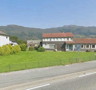 Ivelandshuset (til venstre) og den gamle doktorbustaden kan bli selt for 1 kroner, dersom enreprenørane presenterer ei god idel for tomta. 
Foto: Skjermdump Google Streetview. 