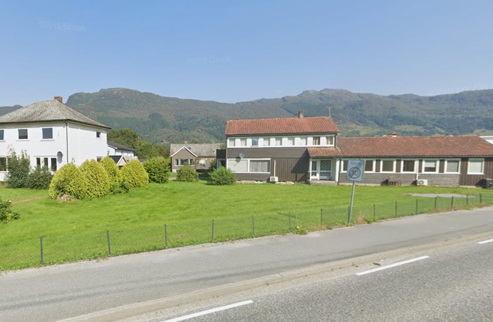 Ivelandshuset (til venstre) og den gamle doktorbustaden kan bli selt for 1 kroner, dersom enreprenørane presenterer ei god idel for tomta. 
Foto: Skjermdump Google Streetview. 