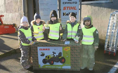 Amanda Eide (f.v.), Jakob Krakk, Tobias Bådsvik, Adrian Mjølhus og Izaan Syed er glade for å få nye trøtraktorar. Foto: Privat