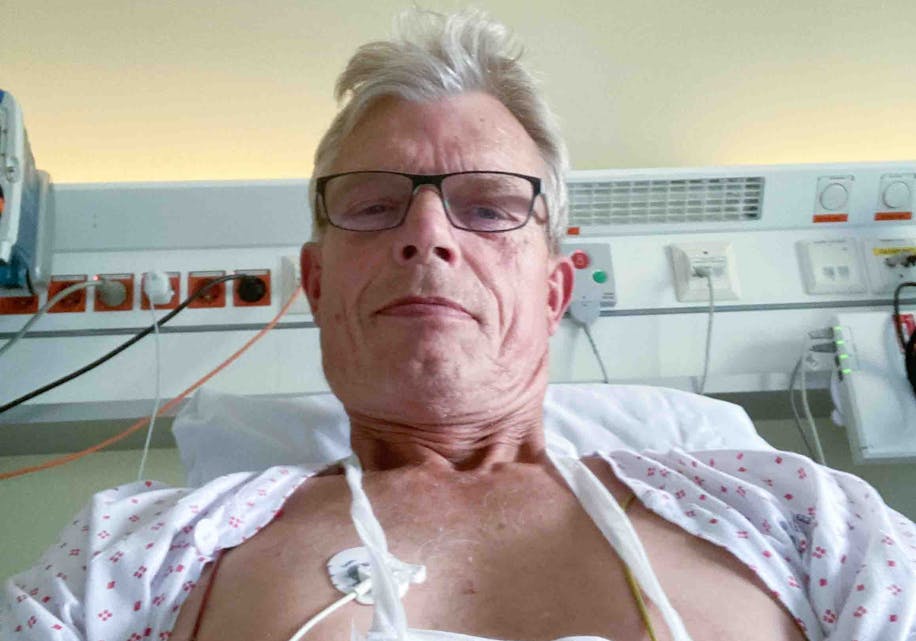 Ole Funderud vakna i sjukesenga på Haukeland unviersitetssjukehus etter den dramatiske hjartestansen. Han kan takke tilfeldigheiter - og ein hjartestartar - for at han lever i dag.
FOTO: PRIVAT