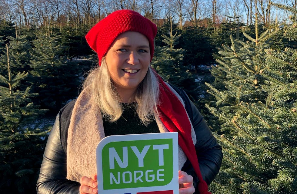 Dagleg leiar Gudrun Margrete Dyrseth i Juletrebonden viser fram Nyt Norge-logen som dei nå får ha på juletrea sine. Pressefoto: Juletrbonden