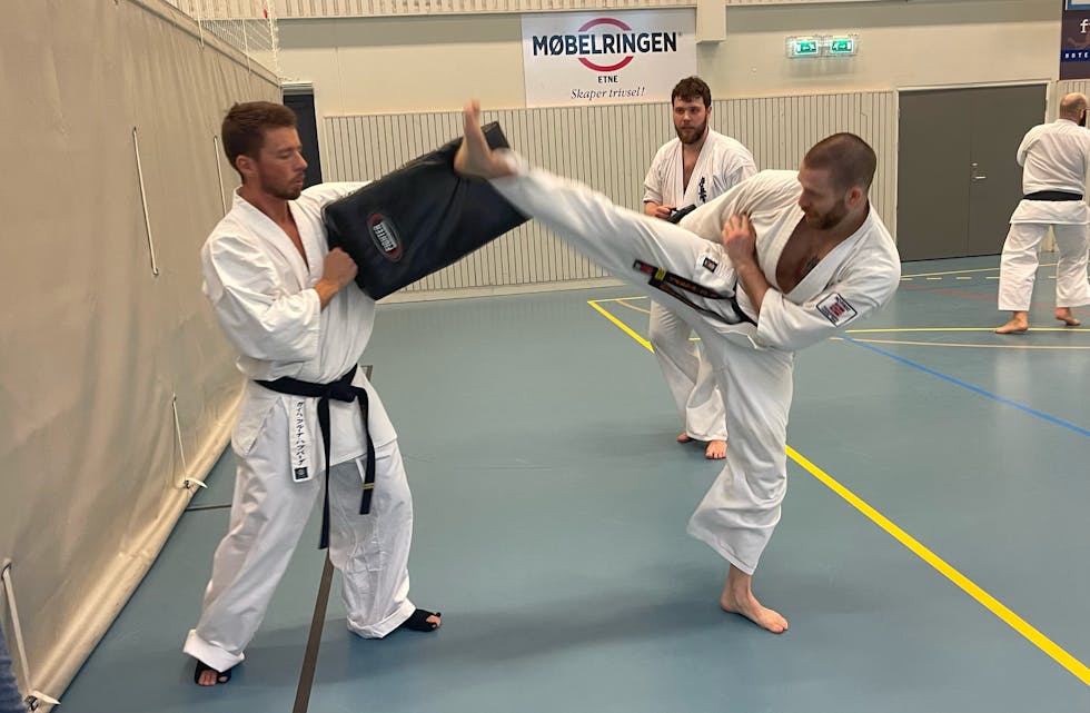 Bjørn Eirik Orstad ifrå Bryne karateklubb sparkar til, mens Hans Kristian Havreberg frå Etne står i mot.
Foto: Jonas Sandsgård