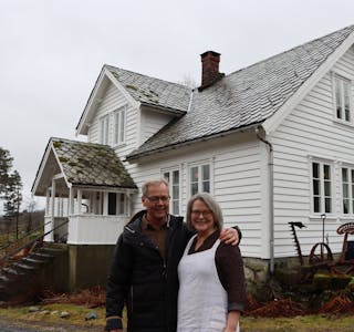 Bjørn Steinar og Elisabeth Nesheim ønskjer velkomen til Oldemors hus på Nesheimstunet. 