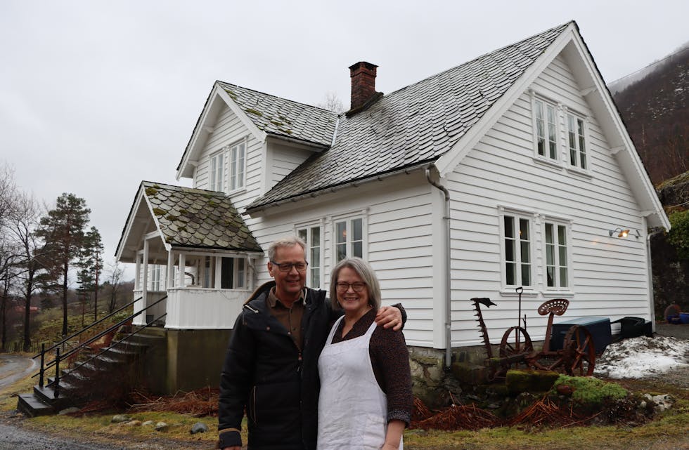 Bjørn Steinar og Elisabeth Nesheim ønskjer velkomen til Oldemors hus på Nesheimstunet. 