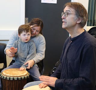 4 år gamle Sivert Sævareid og mamma Monika fekk læra tromming av Trommelars. 
