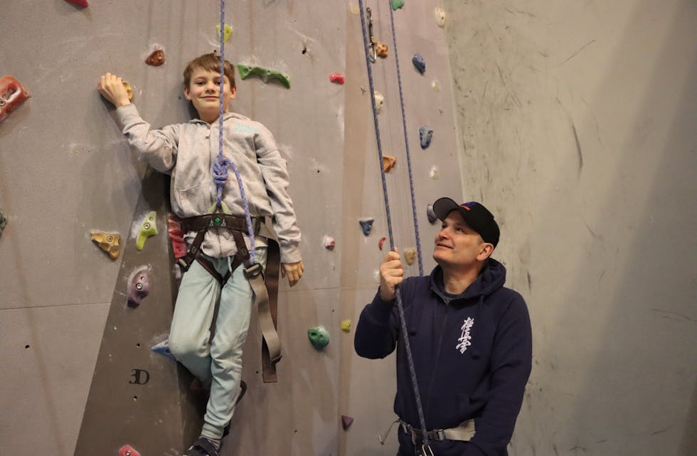 10 år gamle Ruben Apeland Skarpeid får god hjelp av pappa Trond under dagens treningsøkt i klatreveggen på Skakke. 