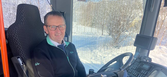 Steinar Frønsdal i førarsete på bussen
FOTO: RENATE SÆVAREID