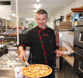 Marius Catoiu tek ut nysteikt heimelaga pizza av pizzaomnen. 
FOTO: RENATE SÆVAREID
