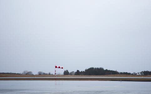 Sterk vind ved Ålesund lufthamn Vigra. Kanskje blir denne flyplassen ein av dei fyrste som får legga til rette for hydrogenfly? Foto: Torstein Bøe / NTB / NPK