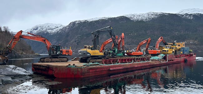 Johs.Røgelstad AS sine maskiner på veg mot arbeid på Djuvselva kraftverk i Åkrafjorden.
FOTO: KAMBO ENERGI