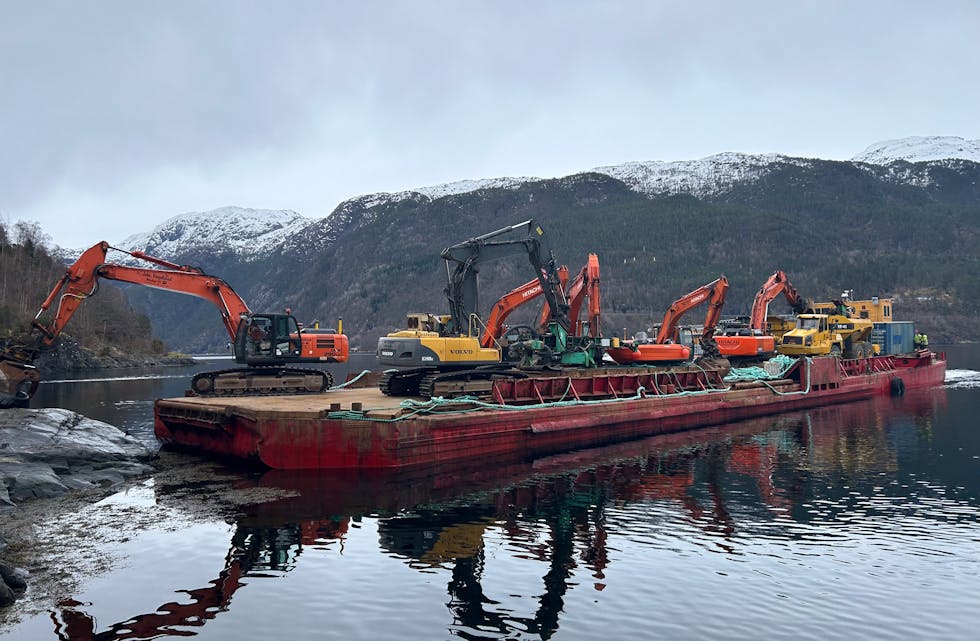 Johs.Røgelstad AS sine maskiner på veg mot arbeid på Djuvselva kraftverk i Åkrafjorden.
FOTO: KAMBO ENERGI