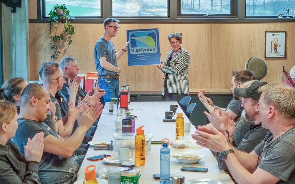 Dagleg leiar Roar Knudsen fekk overrakt det synlege beviset på at Knudsen Dørfabrikk AS er blitt eit miljøfyrtårn av ordførar Mette Heidi Bergsvåg Ekhreim nyleg.
FOTO: PRIVAT